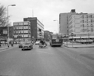 855292 Afbeelding van een stadsbus lijn 6 op de St. Jacobststraat, ter hoogte van de Waterstraat (rechts) te Utrecht.